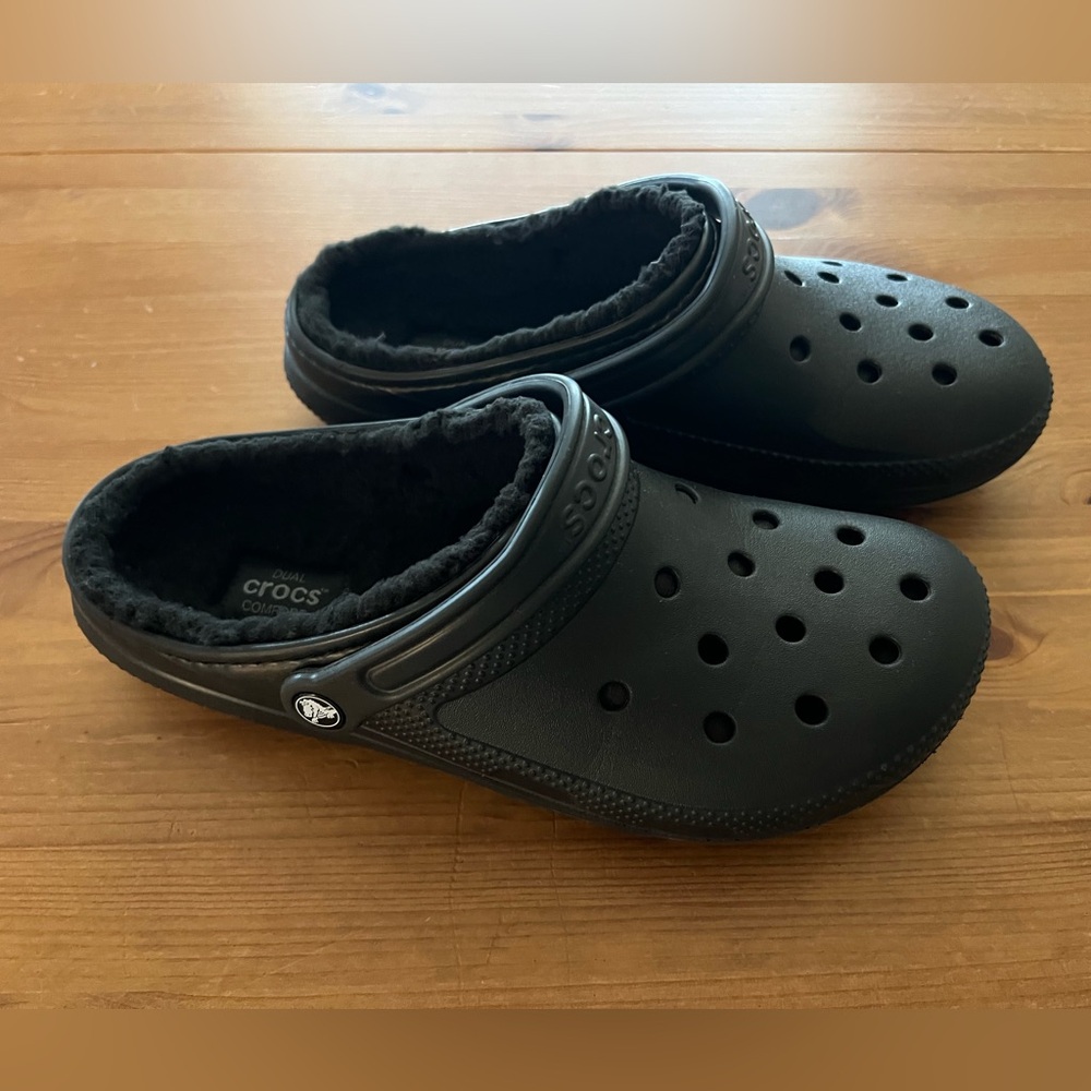 Men’s Size 11 Black Fuzzy Lined Crocs Slip On Shoes